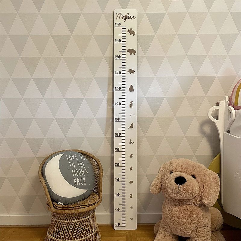 Mätsticka i trä med skogsdjur och graverat namn, 40-170cm mätområde