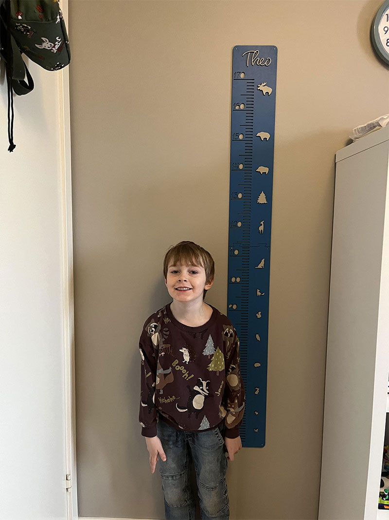 Mätsticka i trä med skogsdjur och graverat namn, 40-170cm mätområde
