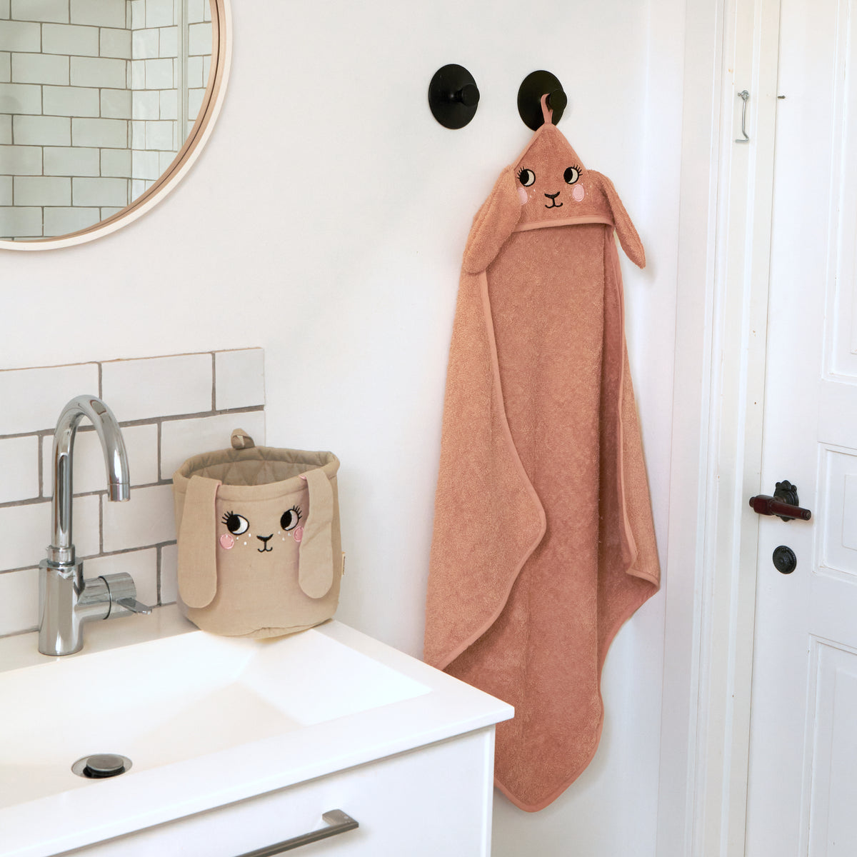 Roommate Handduk med huva Kanin Rose (72x72cm)